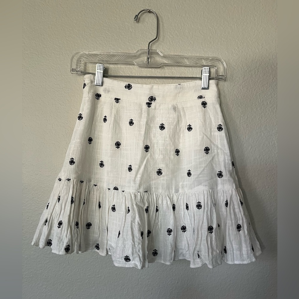 A Loves A White Floral Embroidered Mini Skirt Women’s Size 0 - Picture 4 of 15